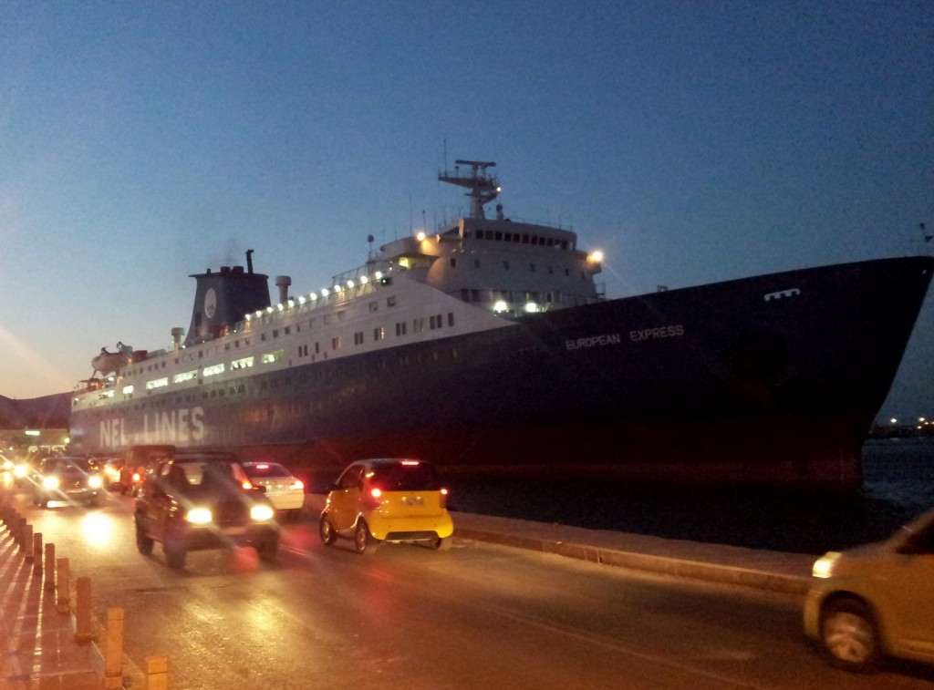 Fähre im Hafen von Chios