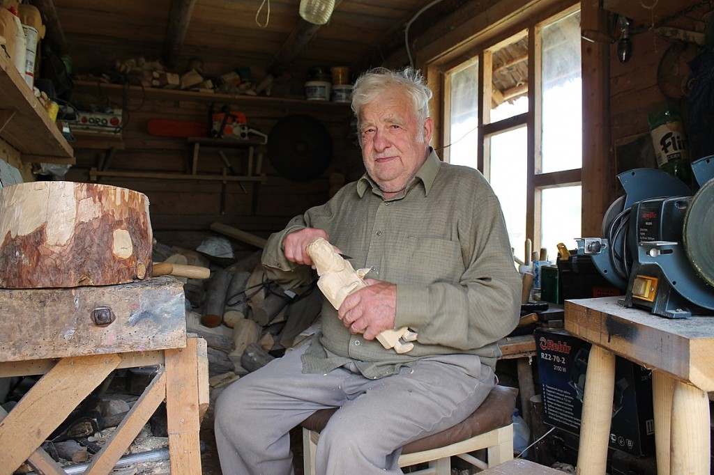 Kasys Striupa ist einer der bekanntesten Holzkünstler in Litauen.