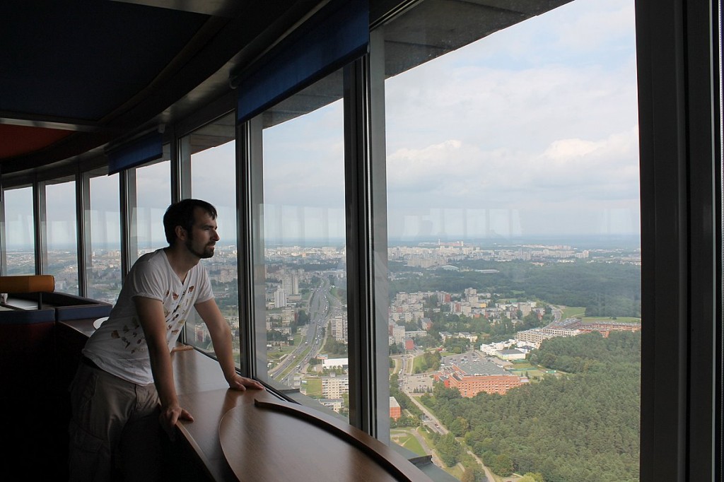 Im Fernsehturm kann man entweder an einem der Tische Platz nehmen oder die Aussicht im Stehen genießen.