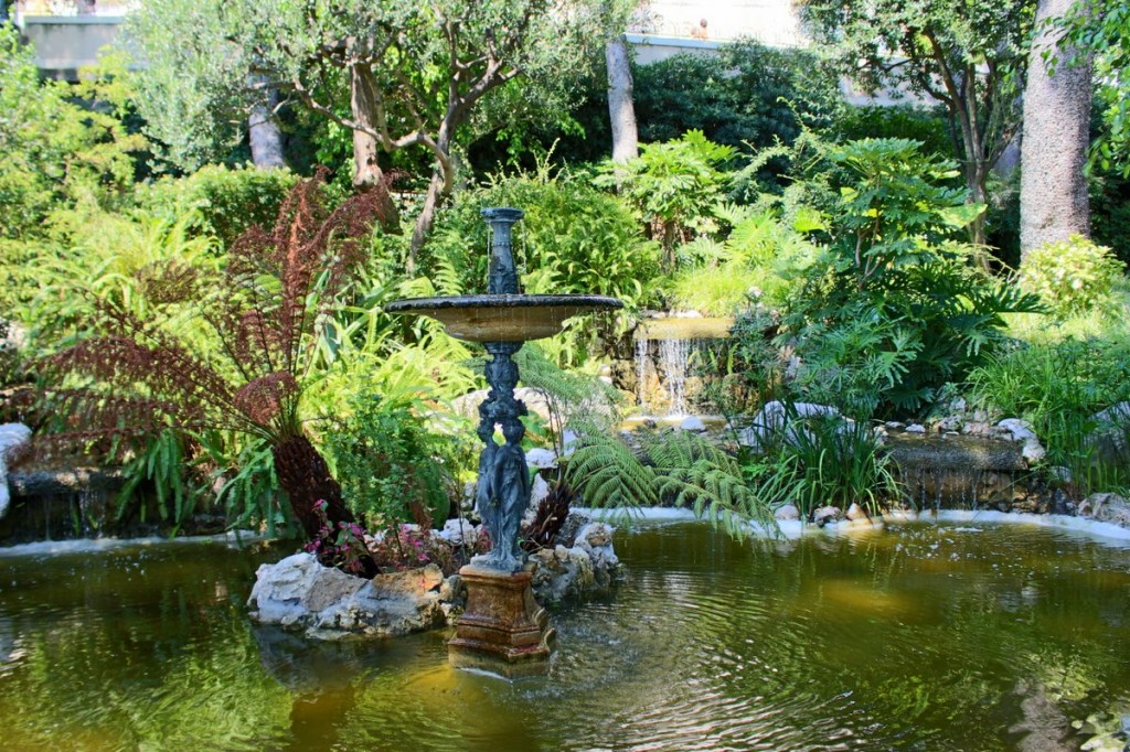 Eine kurze Erfrischung bieten diverse Springbrunnen.