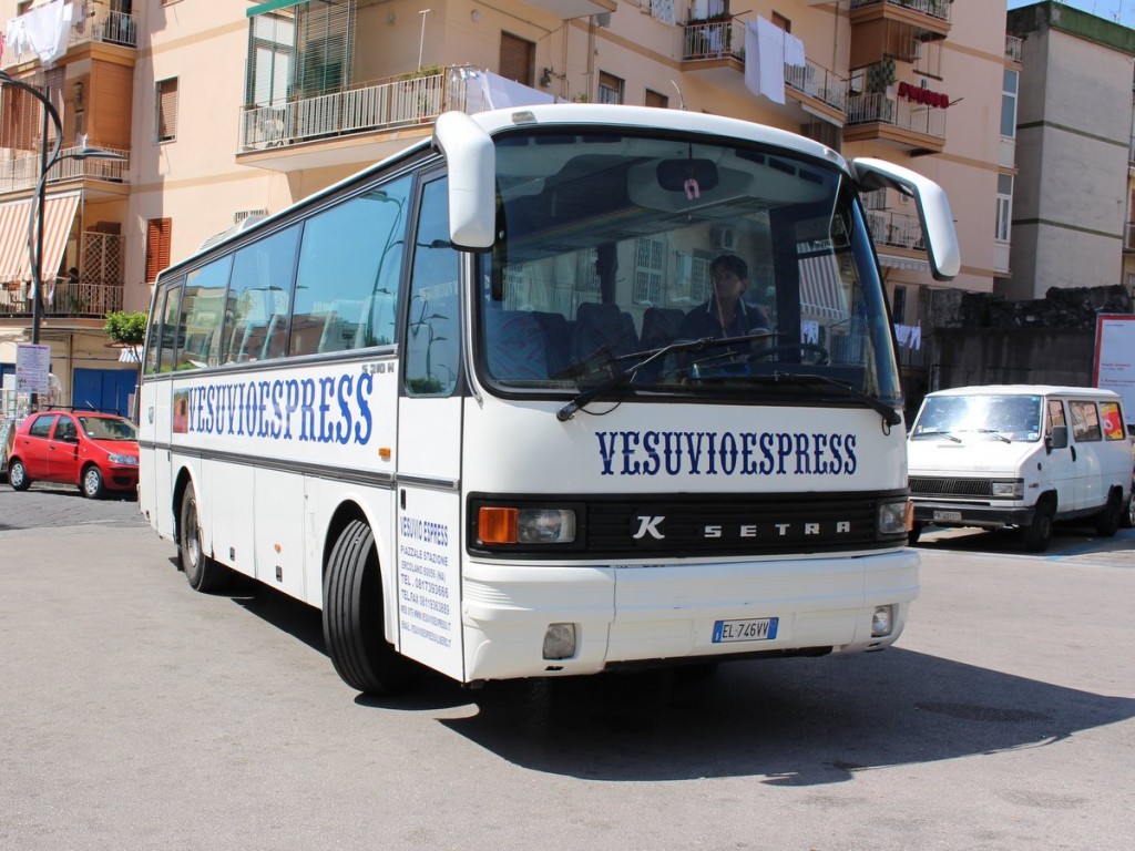 Busse wie dieser von Vesuvio Express, bringen Gäste bis 200 Meter unterhalb des Kraterrandes.