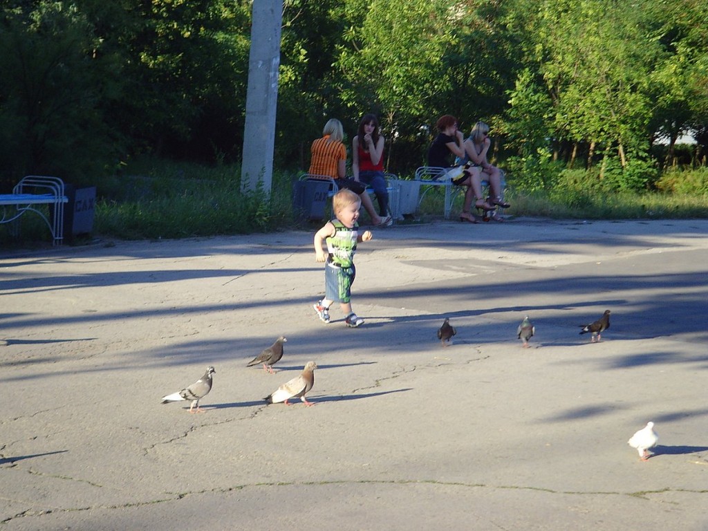 Ein Kind in einem Park am Distr. 