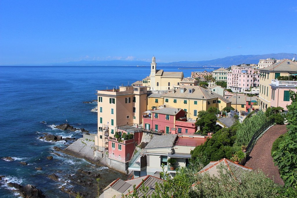 Boccadasse erinnert mit seinen bunten Häusern auch an die Cinque Terre, die ebenfalls nicht weit von Genua sind.