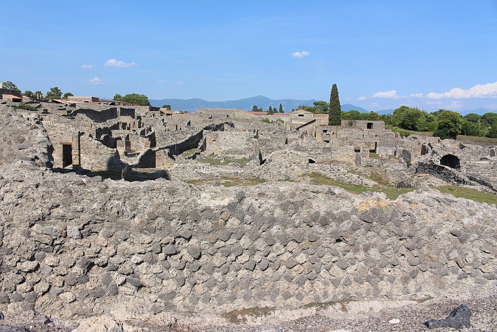 Die Ruinenstadt Pompeji ist in ihren Ausmaßen eine der größten, die es gibt. Auch die durch den Vulkan zum Teil gut erhaltenen Häuser sind kaum vergleichbar.