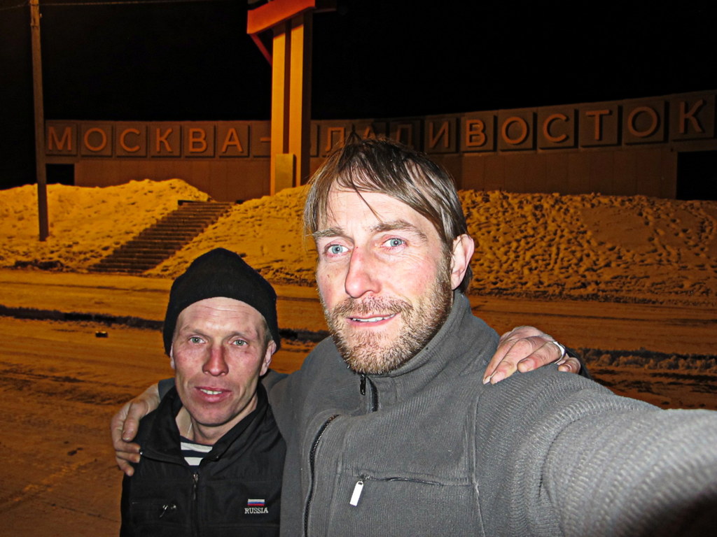 Svenja und ich am Denkmal für die Strecke Moskau-Wladiwostok.