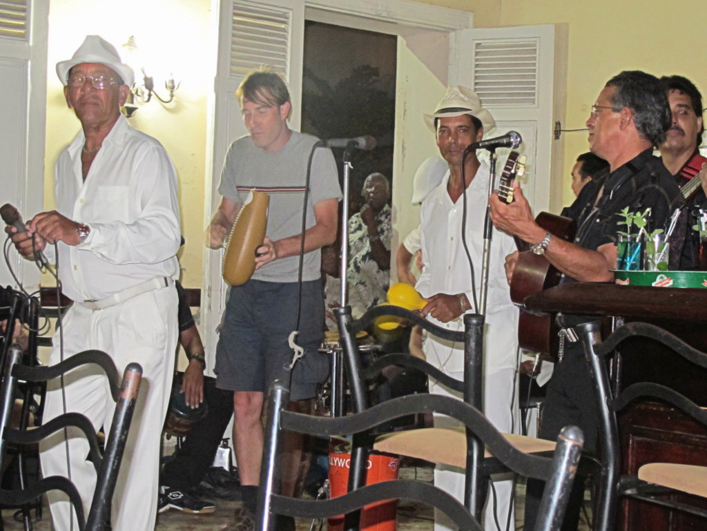 Das Güiro ist ein Perkussioninstrument aus MIttelamerika und wird auch in Kuba gern gespielt.