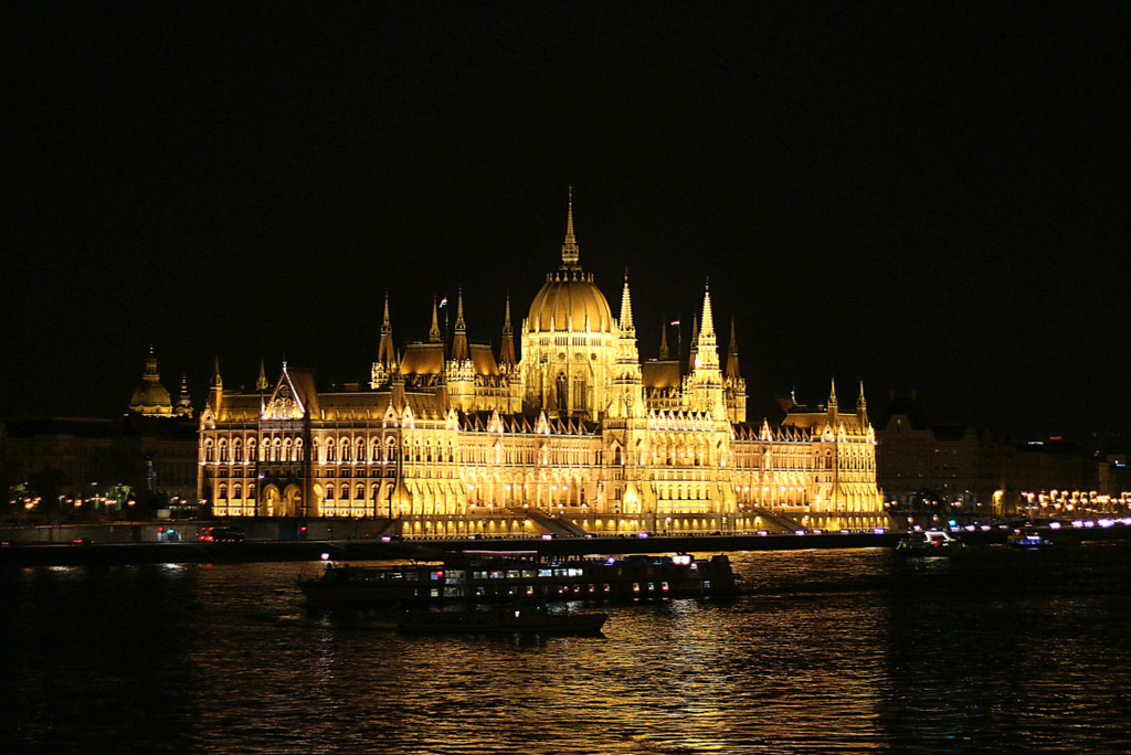 Das Parlamentsgebäude von Ungarn sieht man von der Margaretenbrücke in Budapest am besten. 