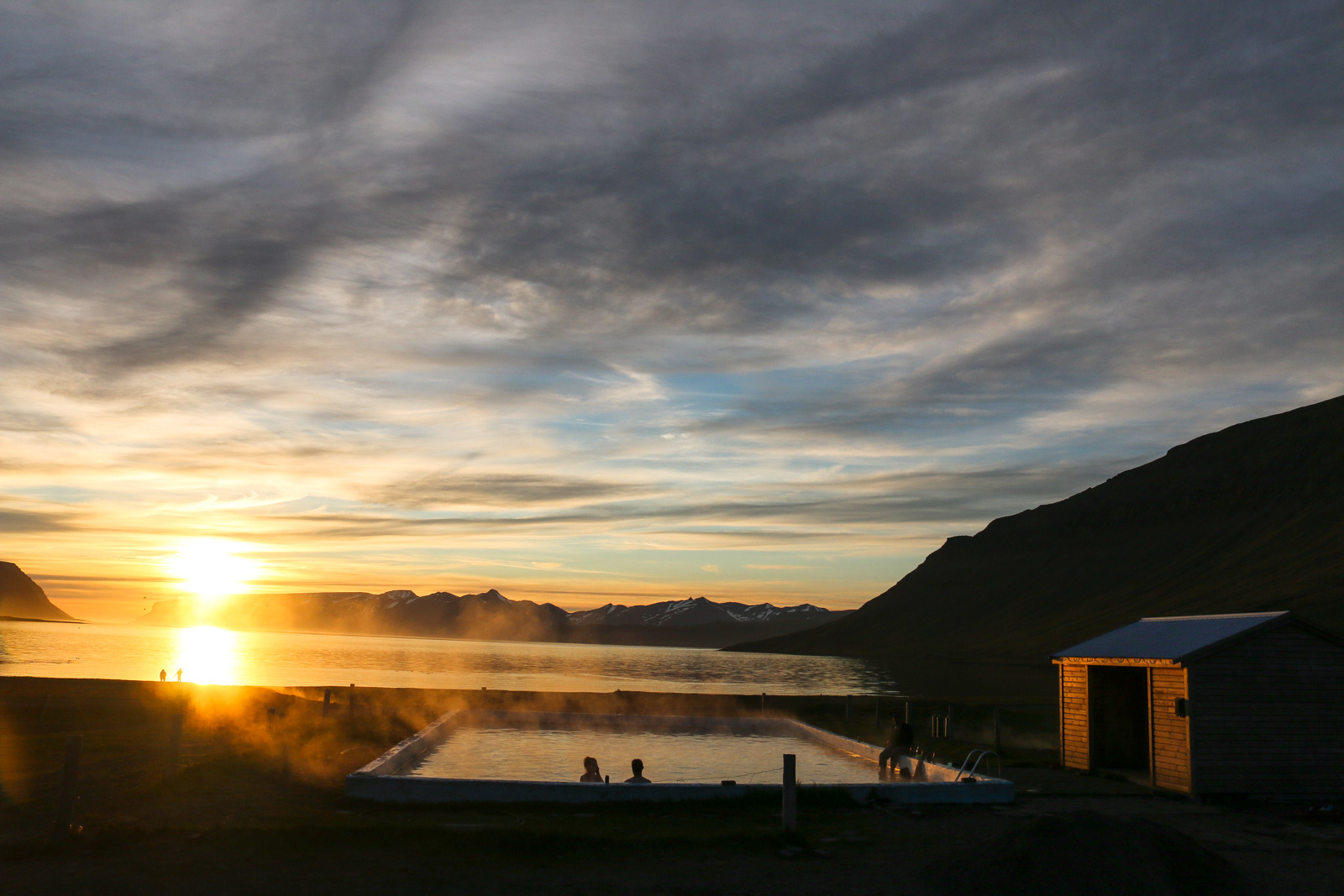 Die natürliche Quelle im Reykjarfjörður hat sogar einen Swimming Pool. Der Campingplatz daneben ist für Besucher ebenfalls benutzbar.
