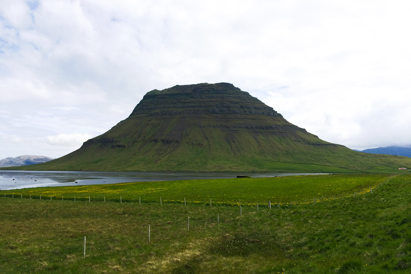 Der Kirkjufell hat die Form einer Kirche, finden die Isländer. Daher sein Name.