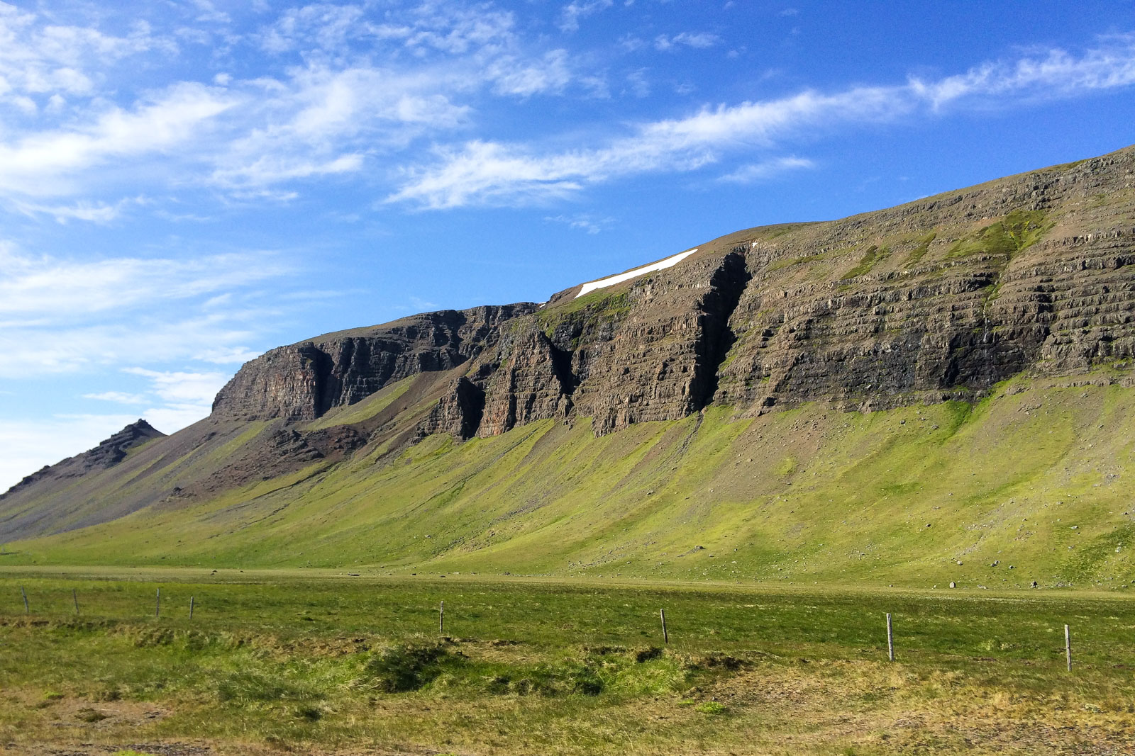 Schon auf dem Weg in die Westfjorde in Island sieht man immer wieder beeindruckende Klippen.