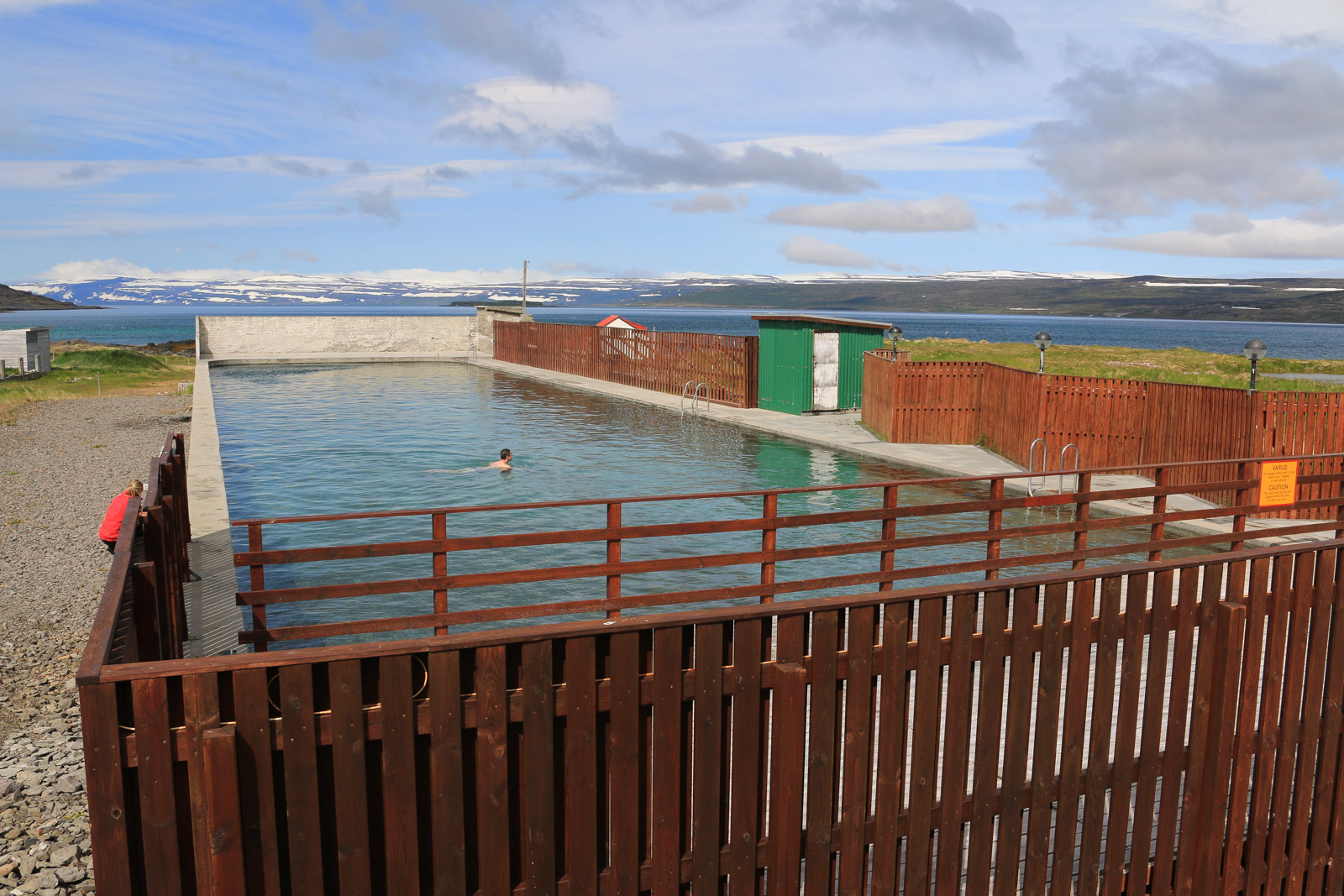Der Pool am Hotel Reykjanes liegt wunderschön. Von hier hatten wir den letzten Blick auf die Westfjorde, bevor wir wieder landeinwärts fuhren.