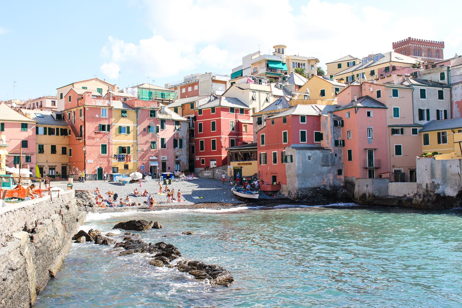 Der Stadteil Boccadasse in Genua ist genauso farbenfroh wie die Cinque Terre.