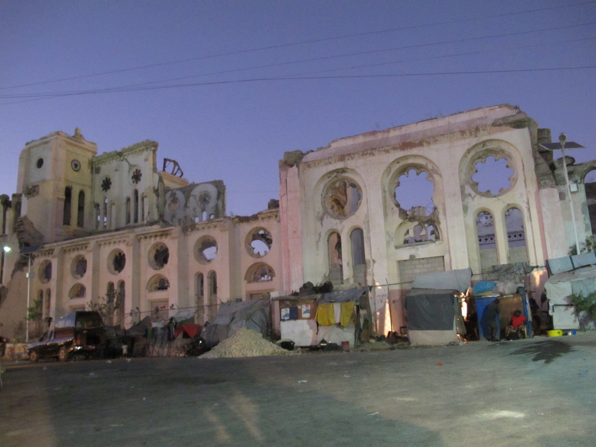 Kirchenruine in Port-au-Prince: Viele Gebäude wurden durch das Erdbeben zerstört.