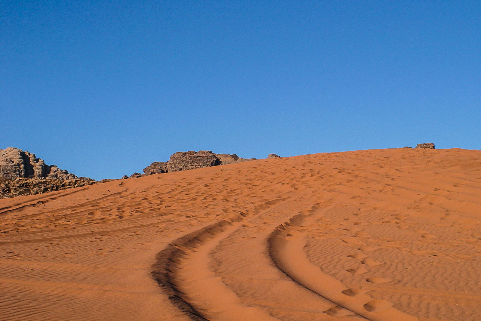 Bei der Jeep Tour im Wadi Rum fahren die Fahrer auch gern mal die Dünen hoch. 