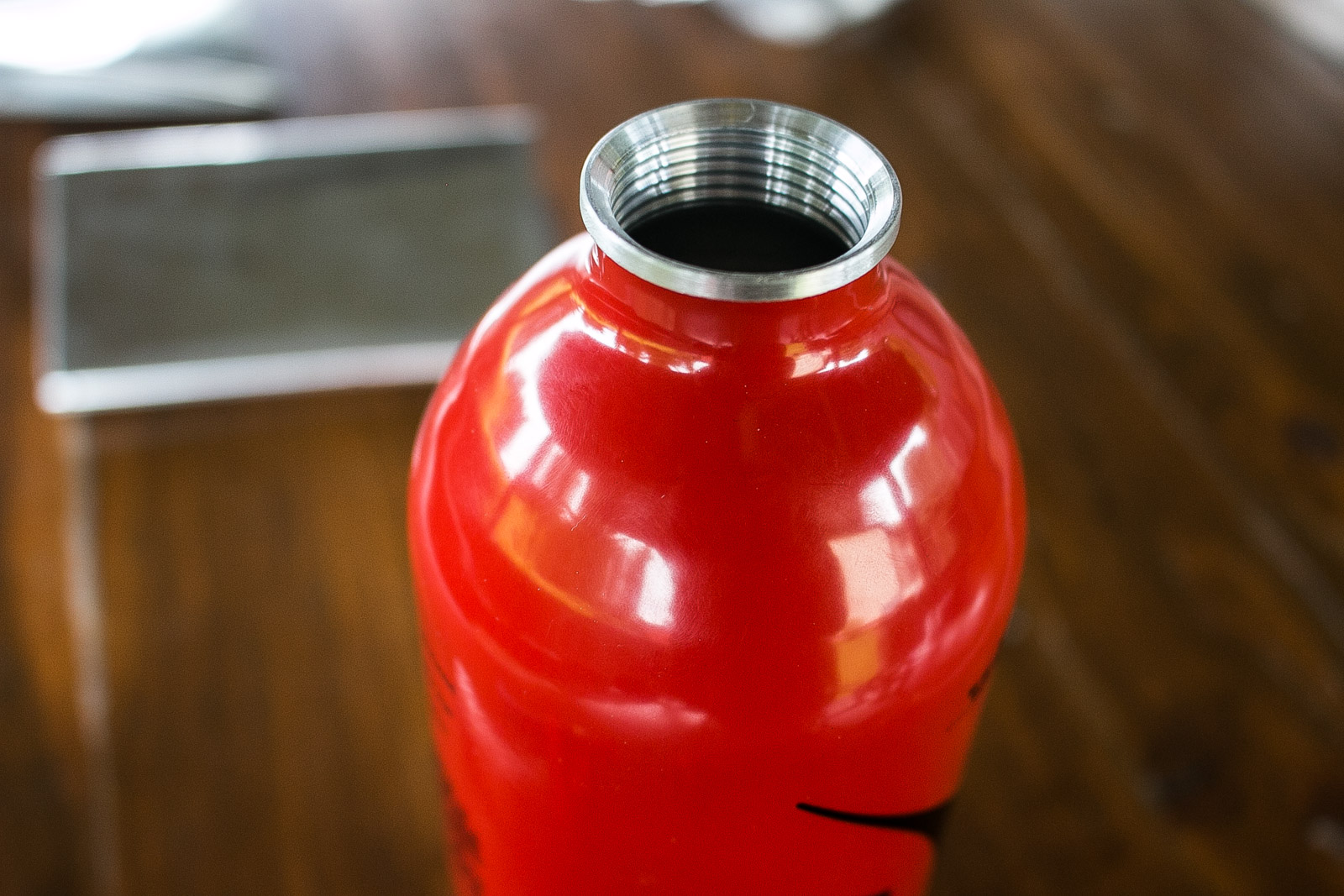 Die Brennstoffflasche des Whisperlite ist ziemlich stabil. Auf das Schraubgewinde kommt entweder ein Deckel oder eine Brennstoffpumpe.