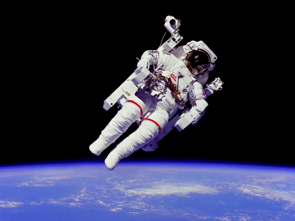 NASA-Astronaut im Weltraum mit Erde