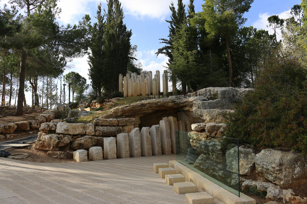 Im Denkmal für die ermordeten Kinder in der Gedenkstätte Yad Vashem durfte man nicht fotografieren. In den Gängen werden die Namen der ermordeten Kinder vorgelesen mit Alter und Herkunftsort.