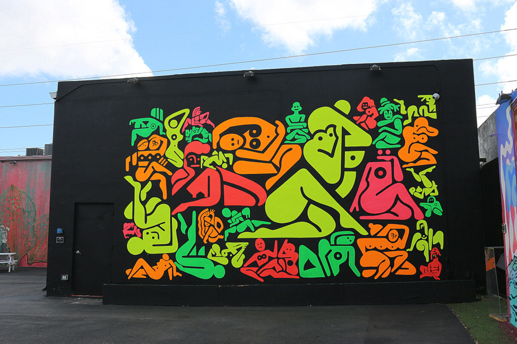 Ryan McGinness hat dieses Schwarzlicht-Wandbild in Wynwood gestaltet.