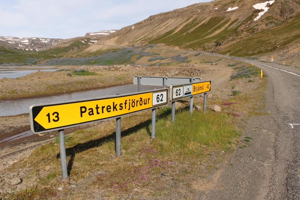 Die Kreuzung des Hasses, des Todes, Verfluchte Kreuzung, Deine-Mutter-Kreuzung, Kreuzung aus der Hölle, Kreuzung der Fliegen - an unseren drei Zwischenhalten hier fanden wir viele Namen für die Abzweigung nach Latrabjarg.