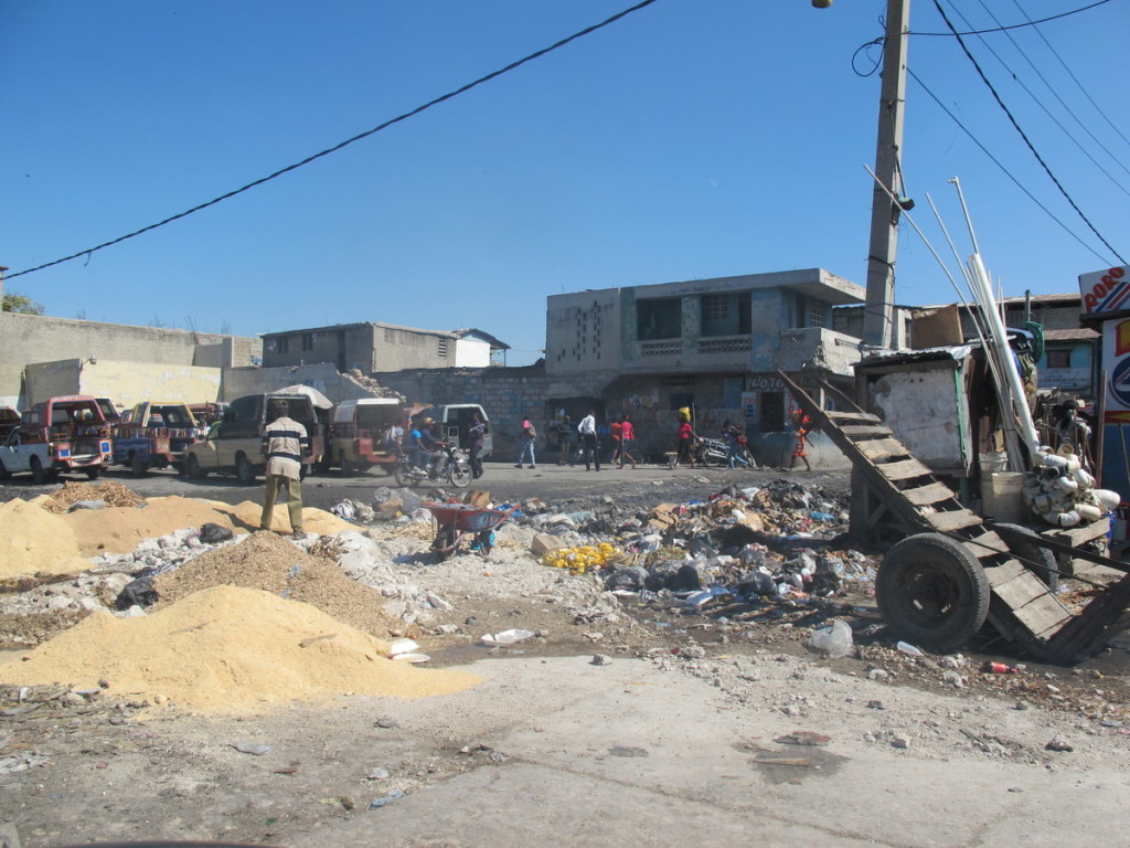 Eine Müllkippe auf der Kreuzung in Port-au-Prince