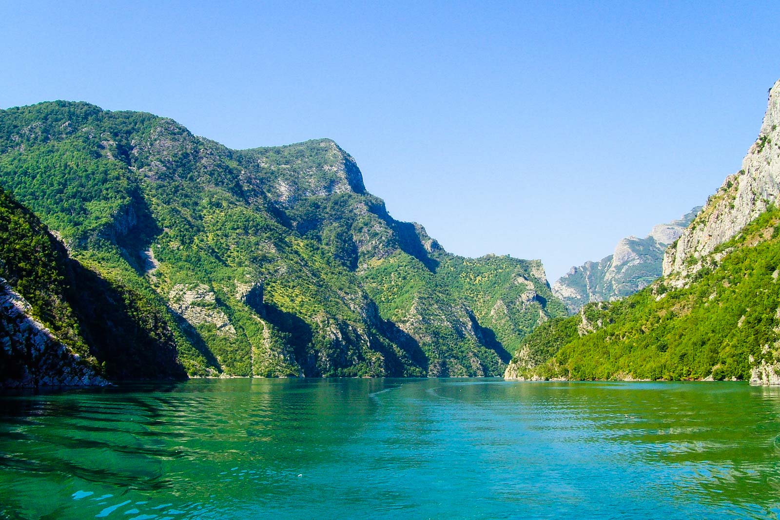 F hre Koman-Stausee - Blaues Wasser steile Klippen